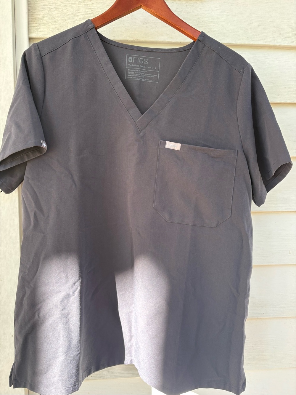 FIGS Women’s Charcoal Catarina 1-pocket scrub top, FW1000. EUC. PO 1873.